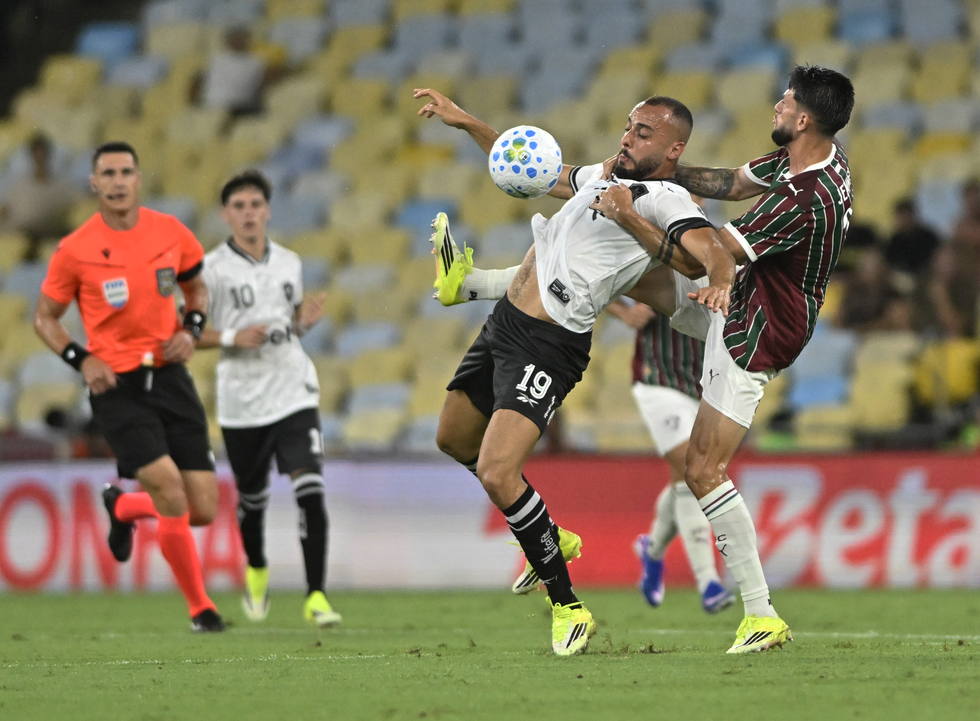 Botafogo tenta reverter sequência de derrotas em clássico contra o Fluminense