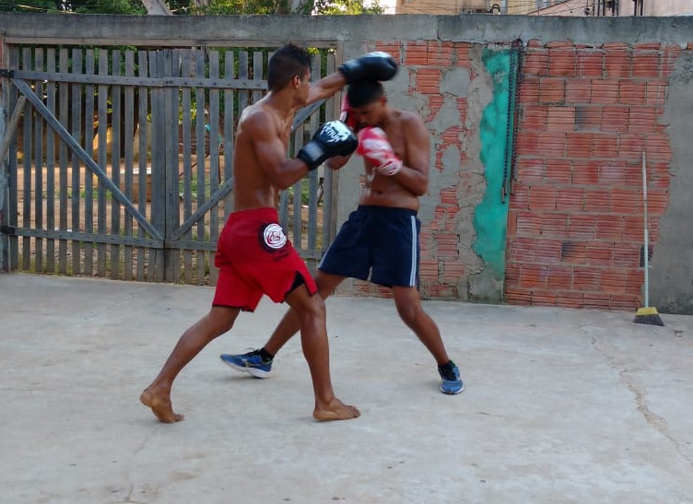 Wendel Almeida treina com pai, mestre Índio, no quintal de casa, em Rio Branco — Foto: Arquivo Pessoal