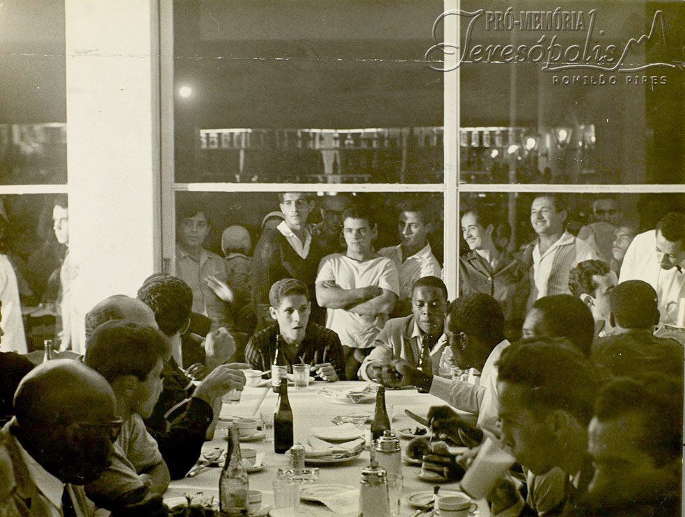 Moradores de Teresópolis cercam restaurante enquanto jogadores da seleção brasileira jantam em 1966 — Foto: Pro-Memória Teresópolis