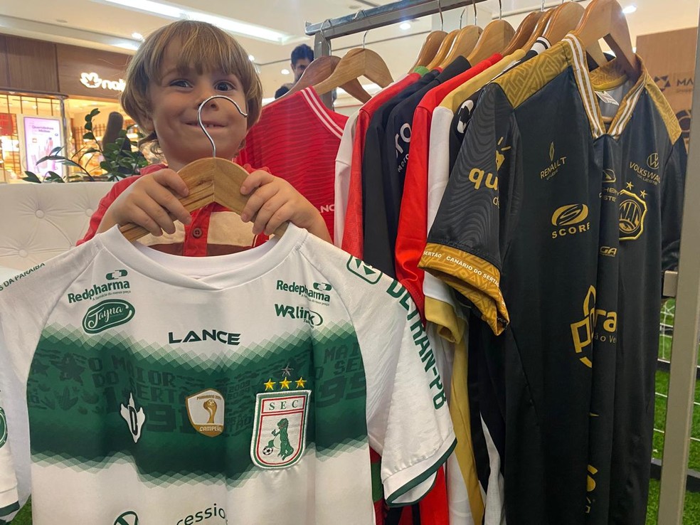 Camisa do Sousa, atual campe�o paraibano, faz sucesso no Mana�ra Shopping � Foto: Divulga��o/Rede Para�ba