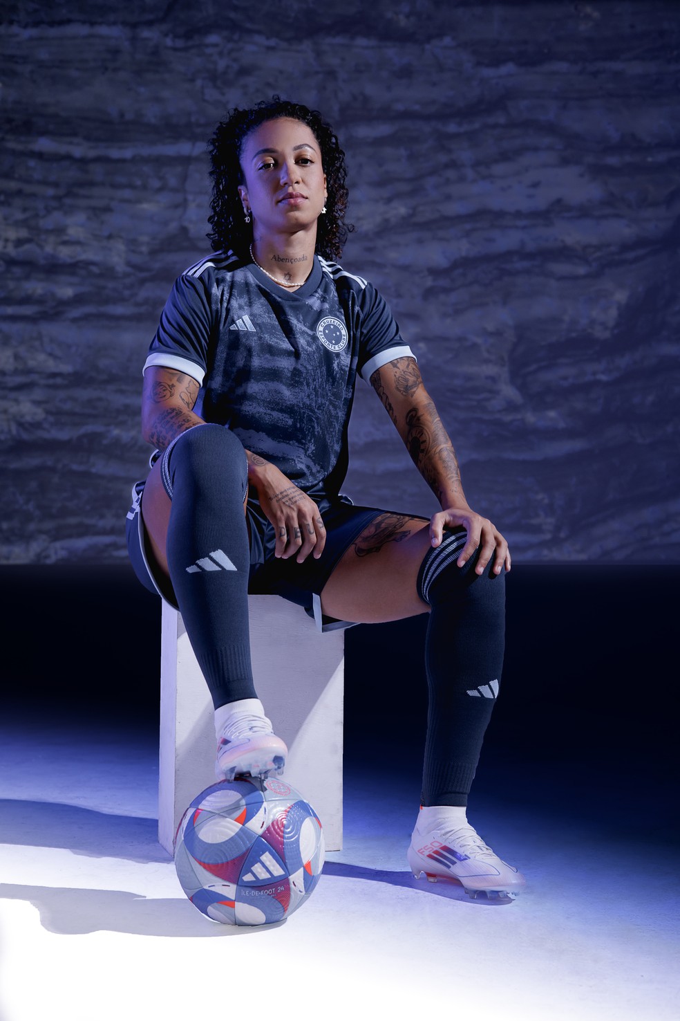 Byanca Brasil com a nova camisa 3 do Cruzeiro — Foto: Divulgação/Adidas