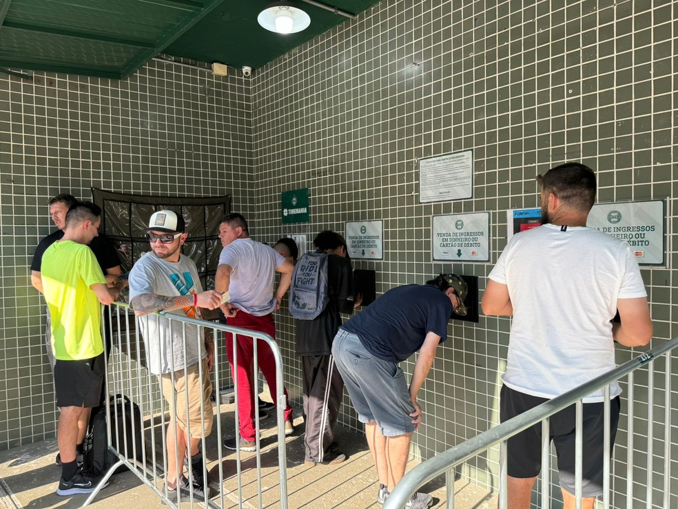 Torcida do Corinthians na bilheteria do Couto Pereira — Foto: Emilio Botta