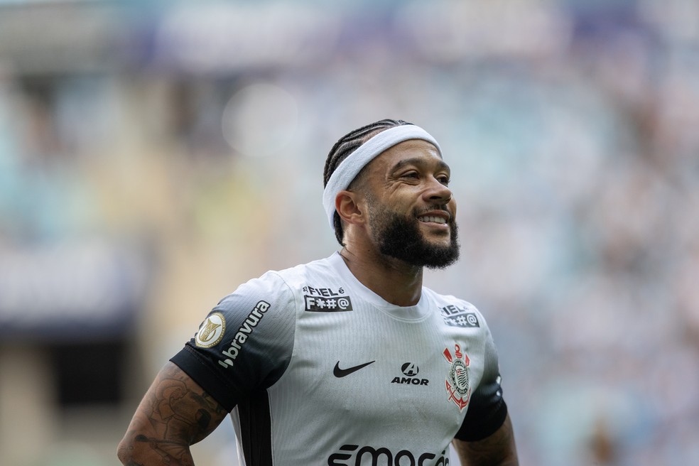 Memphis Depay, atacante do Corinthians, em ação contra o Grêmio — Foto: Liamara Polli/AGIF