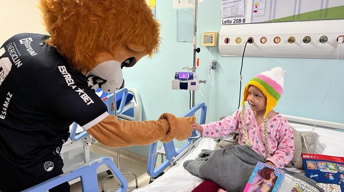 Time de futebol americano visita Hospital Oncológico Infantil