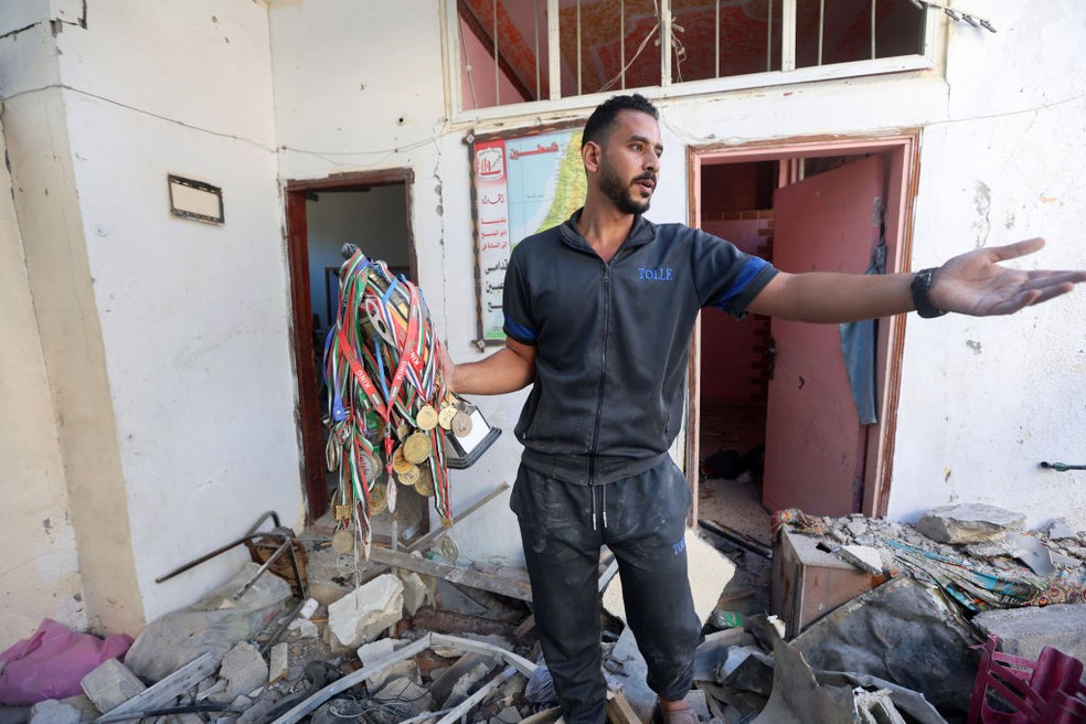 Ex-jogador da Palestina, Said al-Kurd mostra a casa destruda aps bombardeios de Israel  Foto: Getty Images