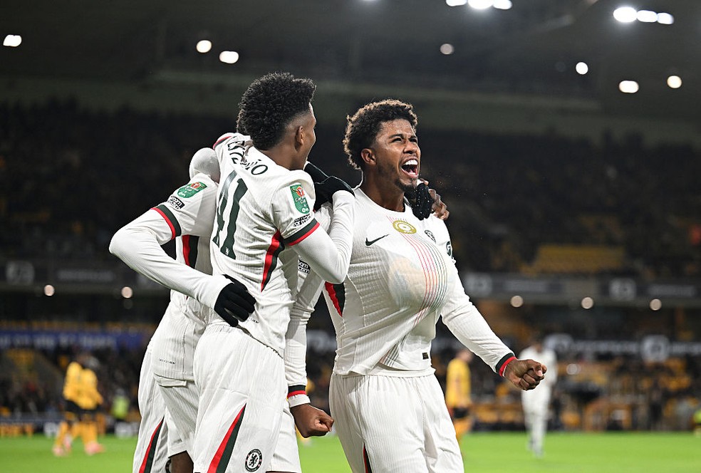 Andrey Santos comemora gol pelo Chelsea contra o Wolverhampton.