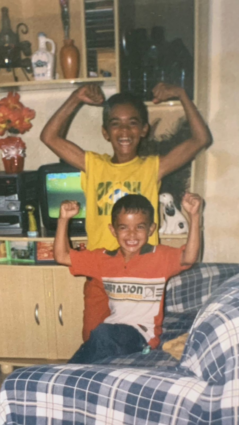 Raniele e o irmão Eric na infância no povoado em Lagoa do Mamão