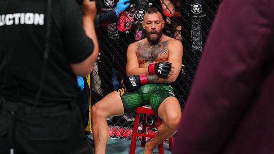 Conor McGregor desabafa após sofrer lesão contra Holloway e avisa: "Vou voltar"