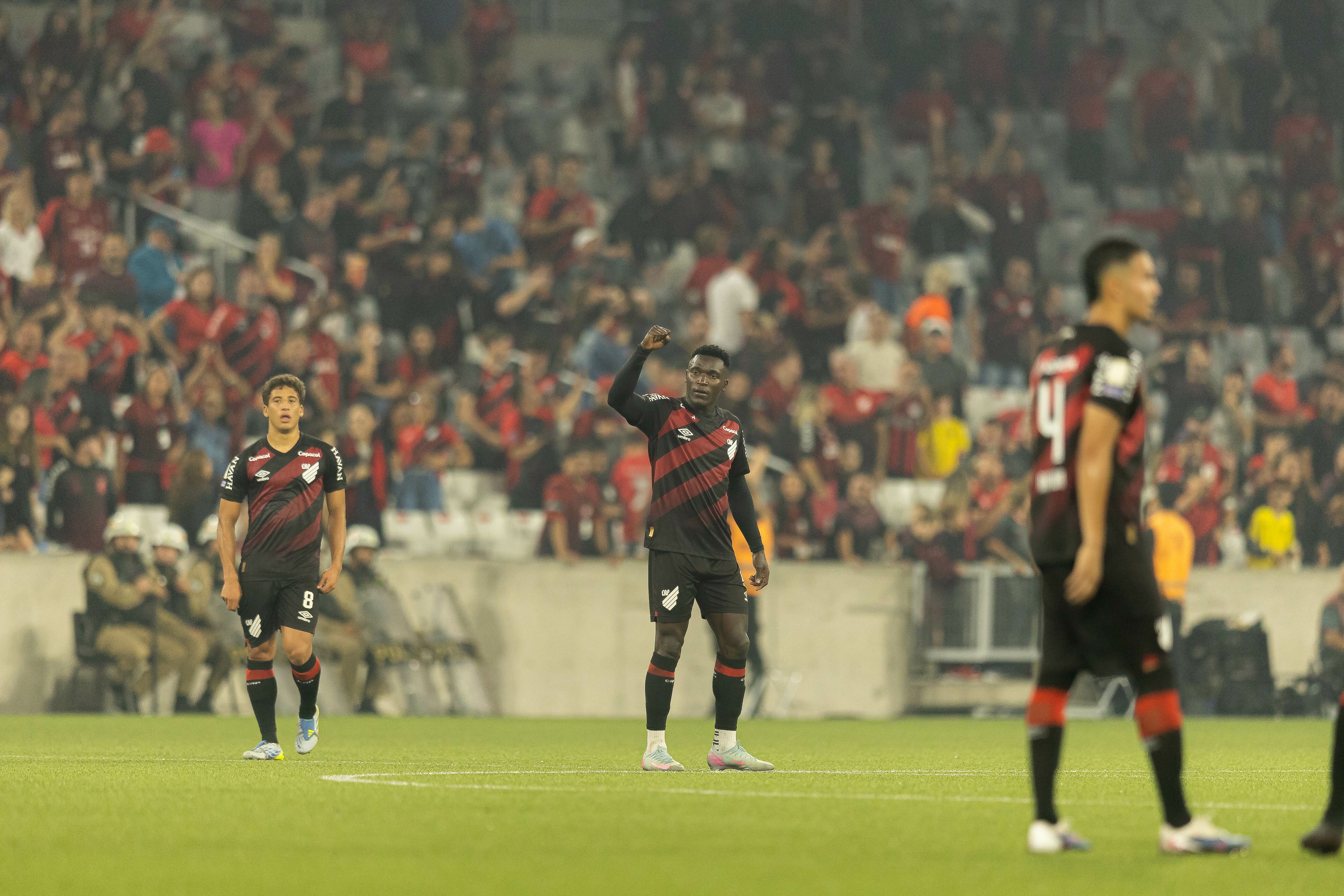 Atuações do Athletico: Viveros é herói em virada e assume artilharia do Brasileirão; dê suas notas