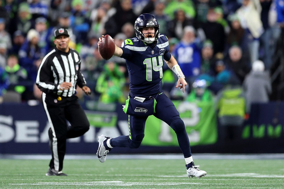 Sam Darnold, do Seattle Seahawks, avança com a bola e direciona companheiros na final da NFC  — Foto: Steph Chambers/Getty Images via AFP