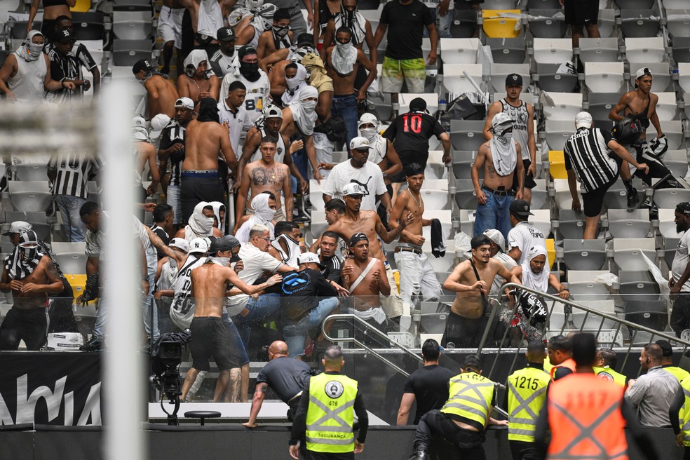 Torcida do Atlético-MG tenta invadir gramado na final da Copa do Brasil com o Flamengo — Foto: Pedro Vilela/Getty Images