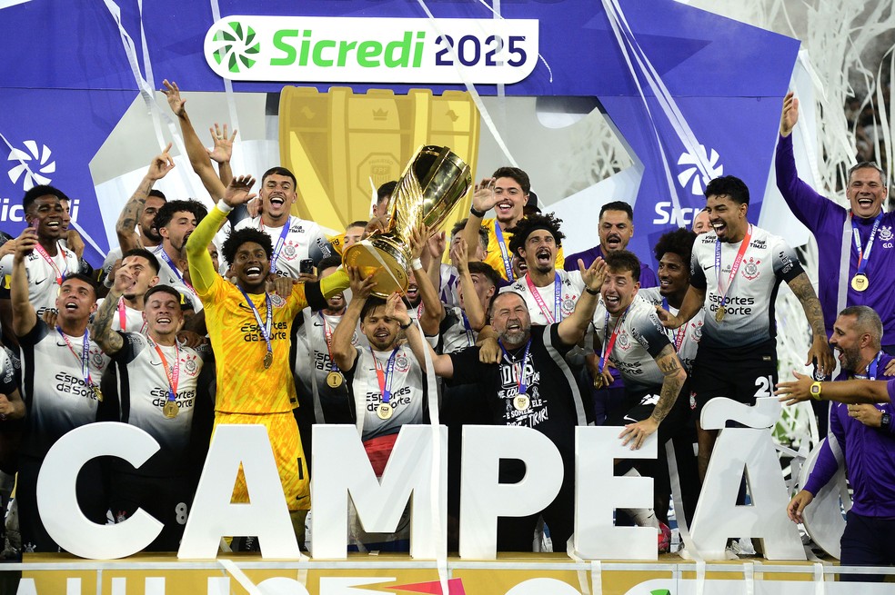 Corinthians levanta troféu e comemora título do Campeonato Paulista na Neo Química Arena — Foto: Marcos Ribolli