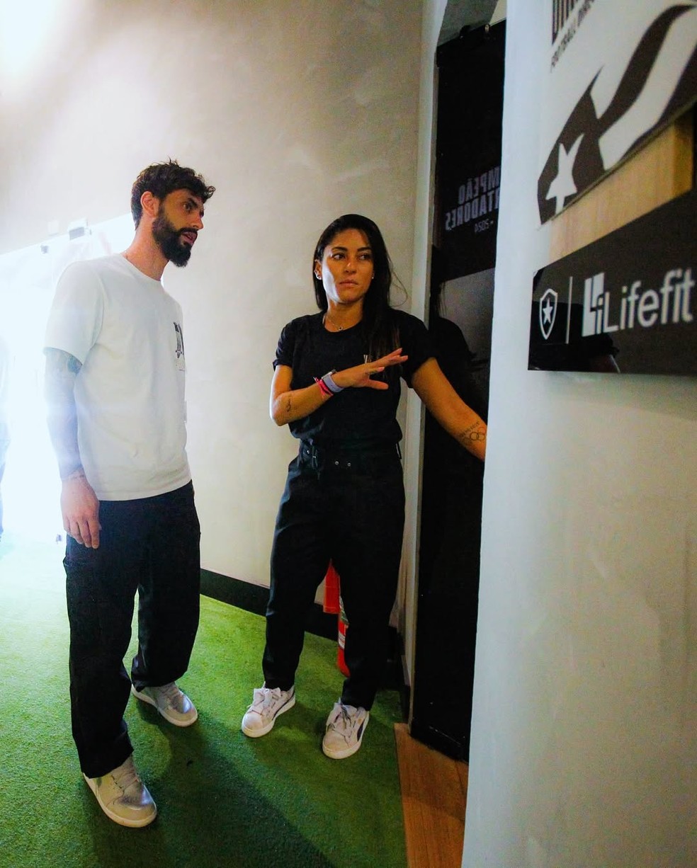 Mayara Bordin, ao lado de Mastriani, é a "liaison" do Botafogo — Foto: Arthur Barreto / Botafogo