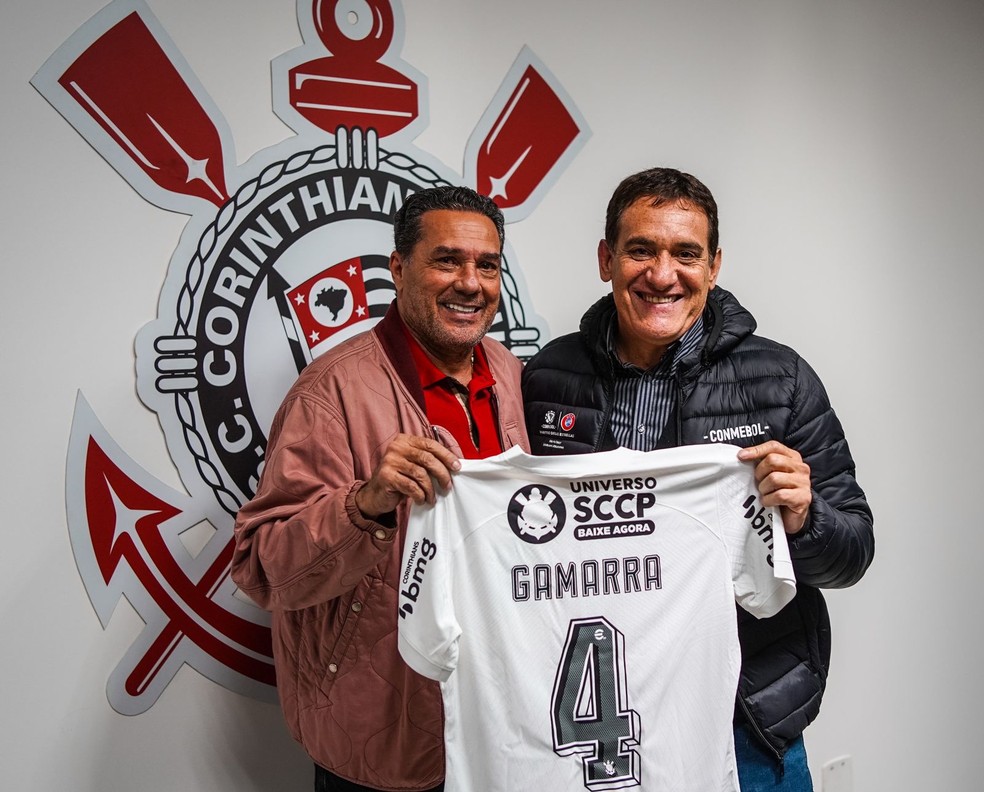 Ex-zagueiro Gamarra visita Luxemburgo no Corinthians — Foto: Raphael Martinez/Agência Corinthians