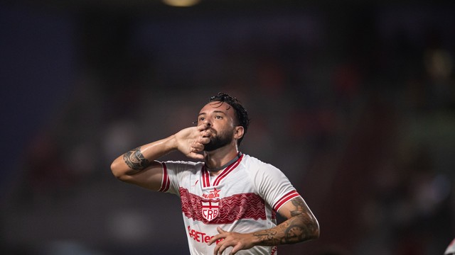 Geovanni comemora gol do CRB contra o Atlético-GO