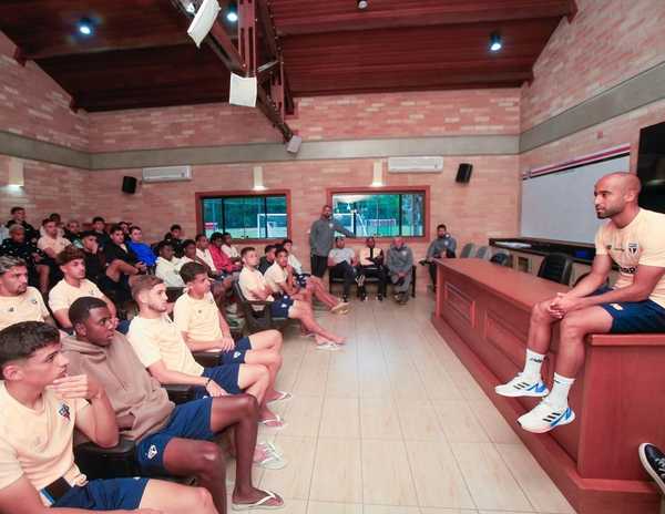 Lucas Moura incentiva jogadores do sub-20 do São Paulo antes da final em Cotia