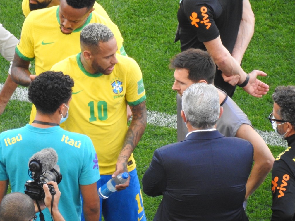 Agentes da Anvisa entram em campo, e Brasil x Argentina é interrompido