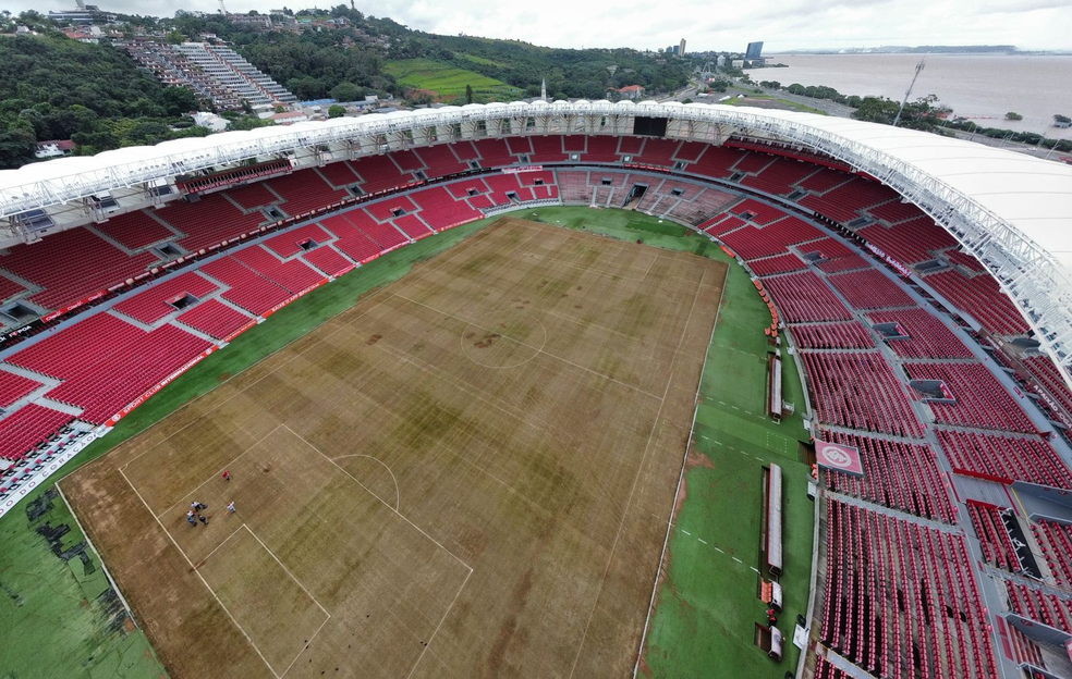 Gramado do Beira-Rio ficou em péssimo estado após o alagamento — Foto: Divulgação/Comunicação Internacional