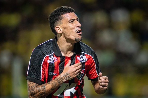 Gabriel Baralhas em ação com camisa rubro-negra do Vitória