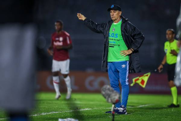 Zagueiro do Grêmio tem suspeita de fratura na face e vira preocupação