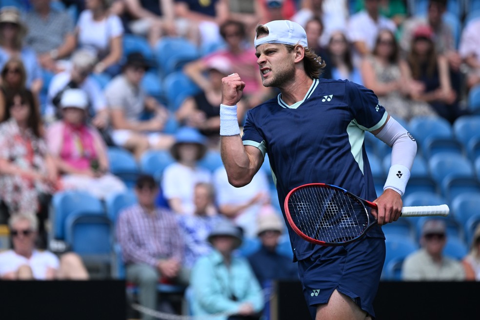 Zizou Bergs comemora ponto contra João Fonseca, ATP 250 de Eastbourne — Foto: Kate Green/Getty Images