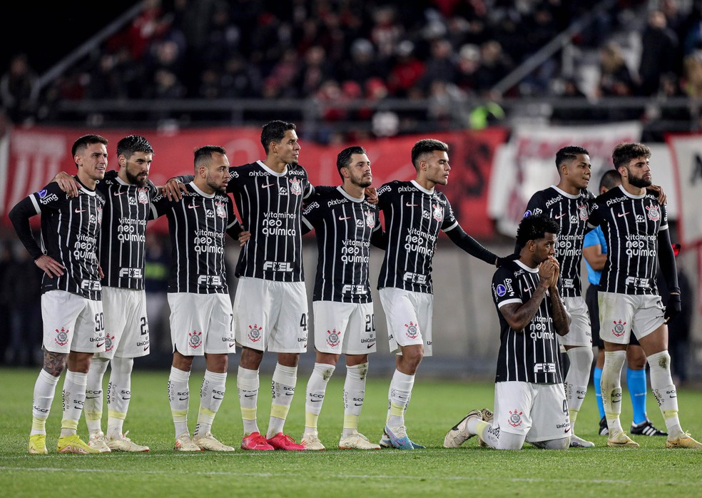 Matías Rojas antes de cobrança de falta no jogo entre Corinthians e  Estudiantes, pela Sul-Americana