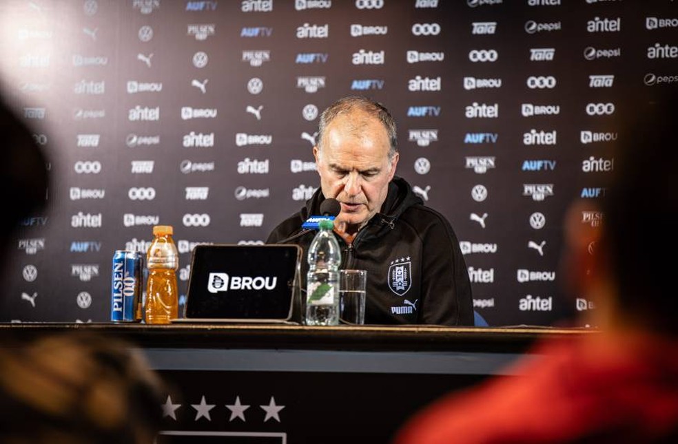 Marcelo Bielsa, técnico do Uruguai, em entrevista coletiva — Foto: Divulgação/AUF
