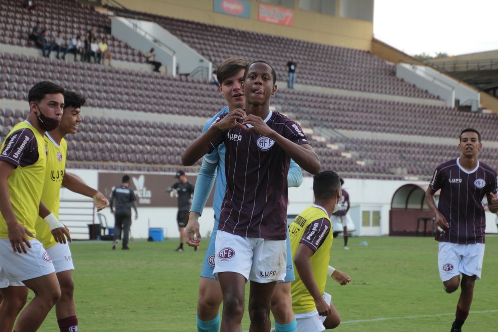 Wallace Yan ap&oacute;s marcar um gol com a camisa da Ferrovi&aacute;ria, em 2021 &mdash; Foto: Jonatan Dutra / Ferrovi&aacute;ria SAF