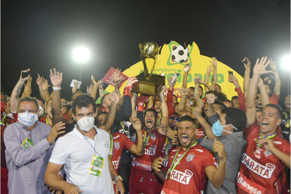 Jogadores do Sergipe erguem a taça de Campeão Sergipano de 2021 — Foto: Divulgação/CSS