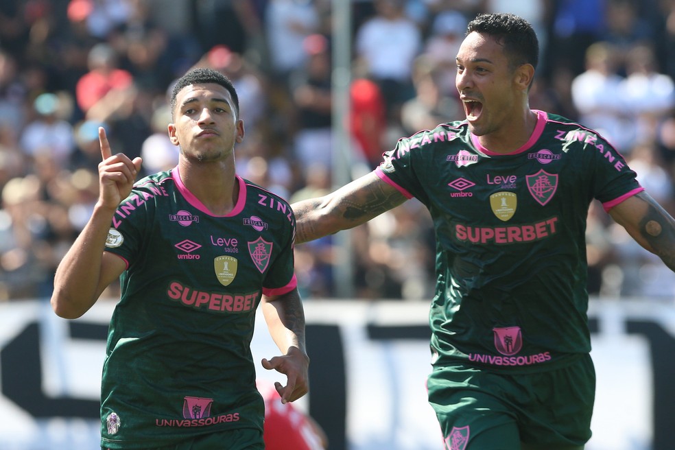 Kauã Elias e Antônio Carlos em Bragantino x Fluminense — Foto: Marcelo Gonçalves/FFC