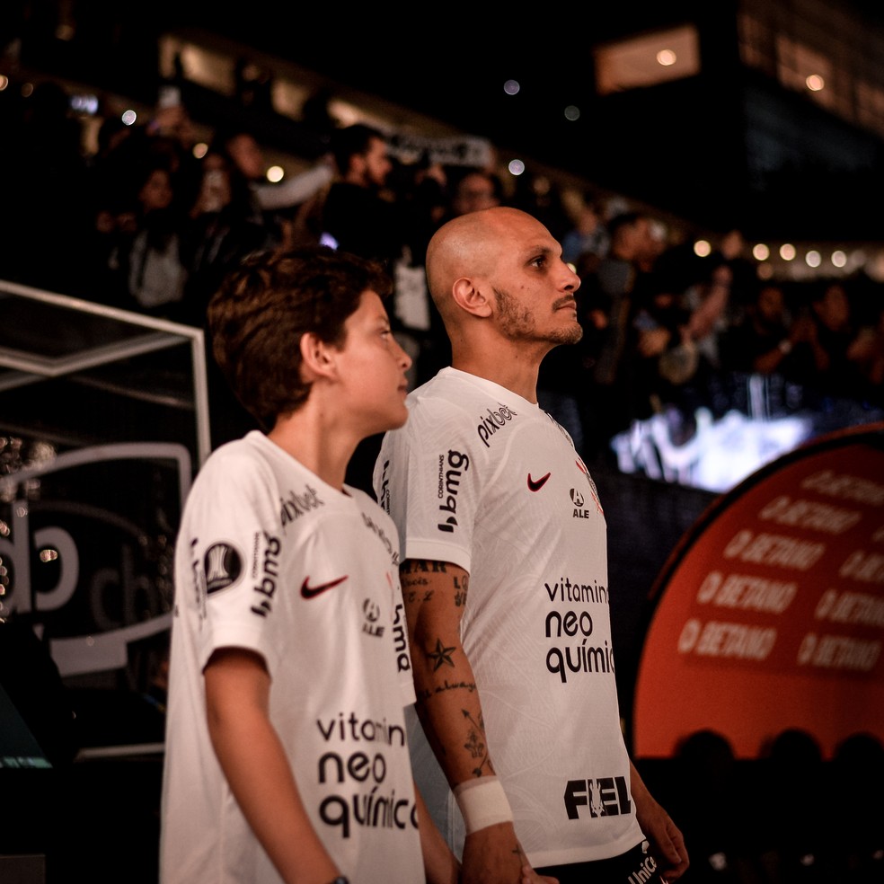 Fábio Santos e o filho Léo em jogo do Corinthians — Foto: André Anselmo/Arquivo pessoal
