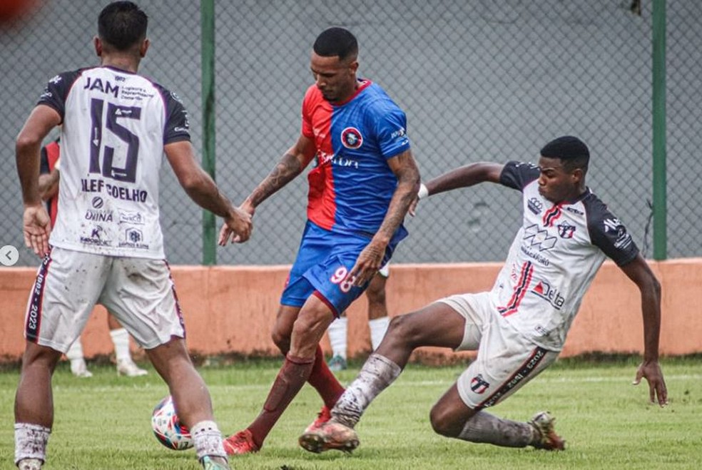Luiz Bahia em campo pelo Parintins no Estadual 2023 &mdash; Foto: Chic&atilde;o P. Marques