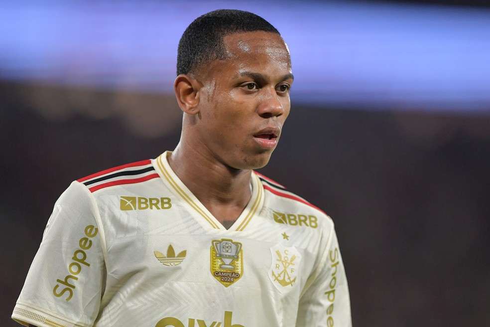 Wallace Yan em campo pelo Flamengo.