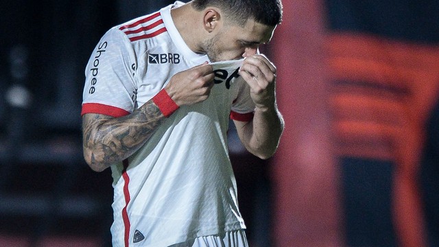 arrascaeta comemora gol do flamengo contra o vitória