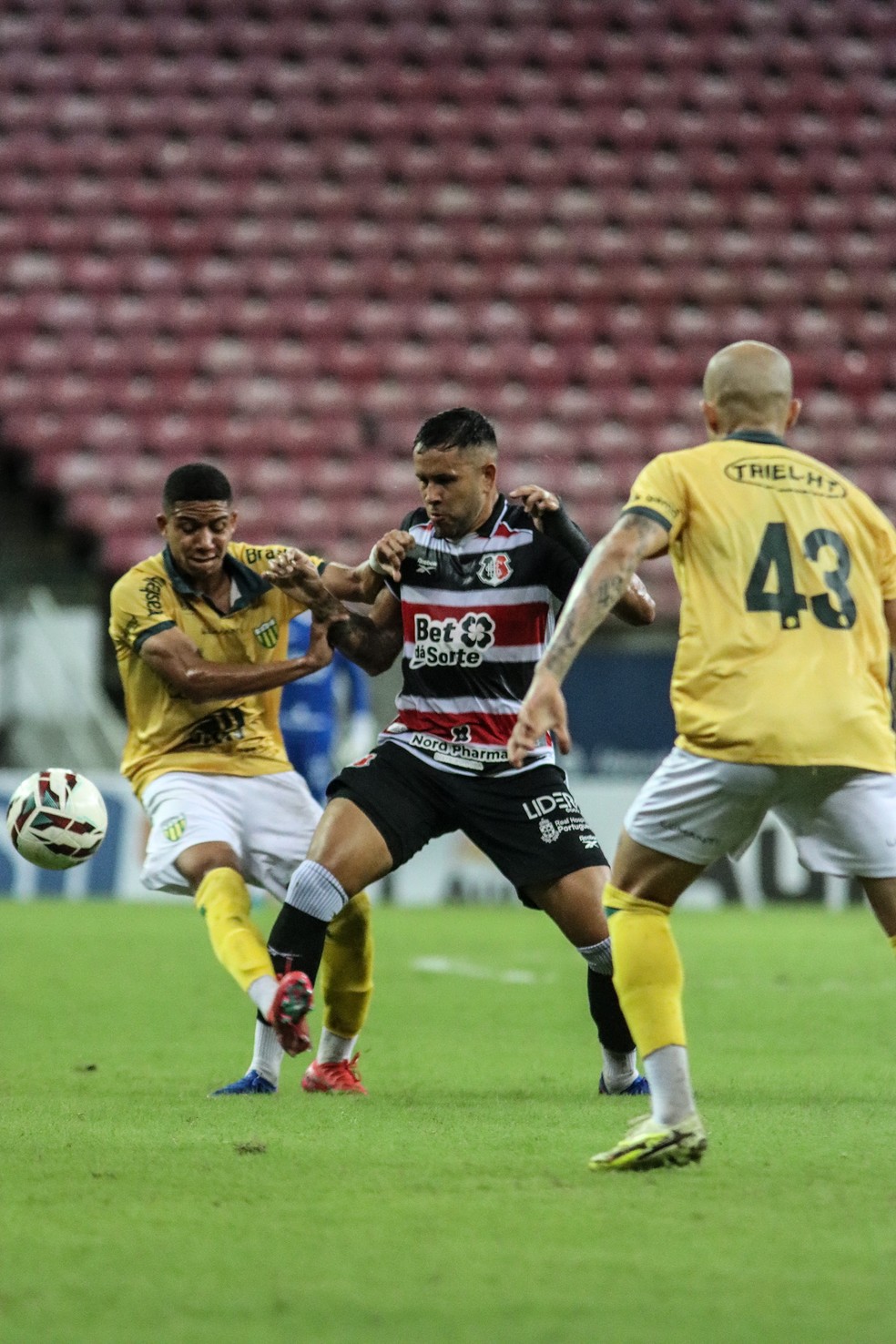 Santa Cruz em ação no jogo contra Ypiranga
