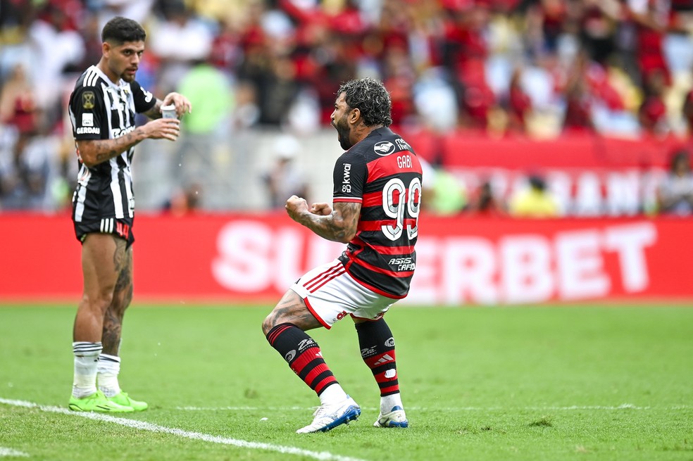 Gabigol comemora o seu primeiro gol sob olhares de Rubens — Foto: Marcelo Cortes / CRF