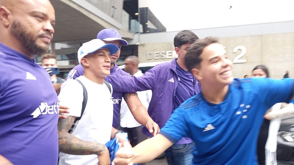 Lucas Romero chega a BH para assinar com o Cruzeiro — Foto: Gabriel Duarte