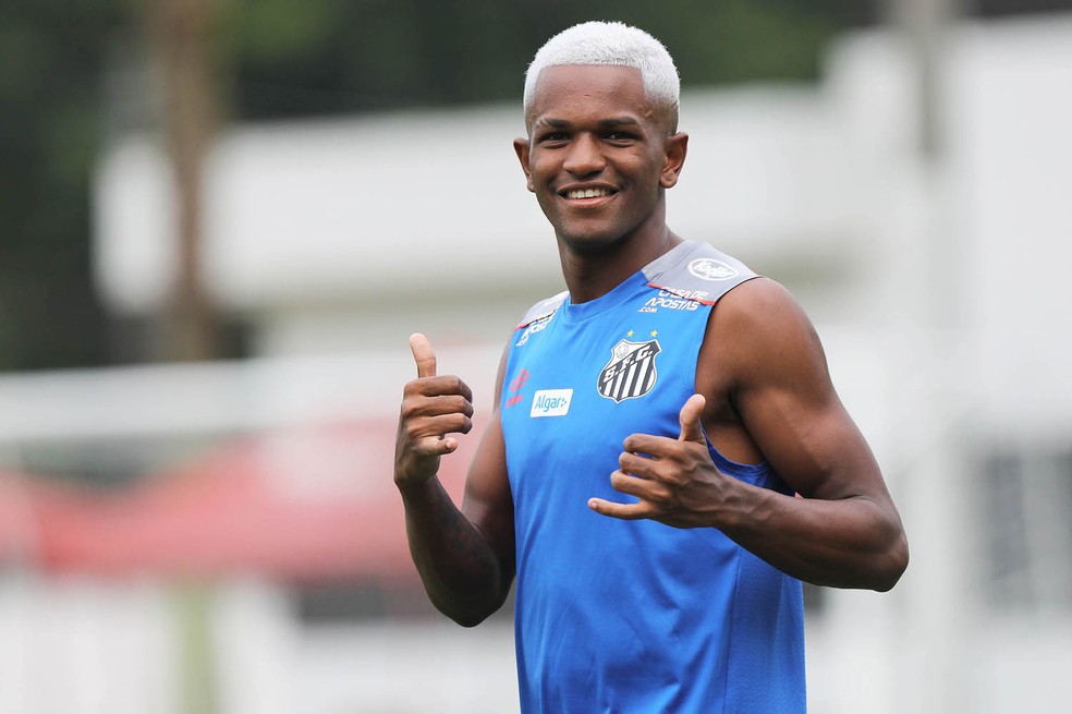 Renyer, em treino no Santos — Foto: Pedro Ernesto Guerra Azevedo/Santos FC