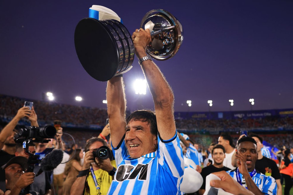 Gustavo Costas, técnico do Racing, comemora título da Sul-Americana 2024 — Foto: Buda Mendes/Getty Images