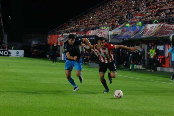 Renato decide triunfo do Grêmio em La Plata