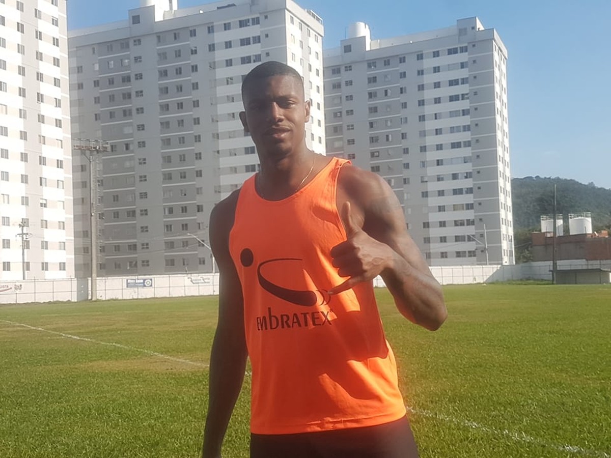 Palmeiras monitora o atacante Wesley Moraes, emprestado pelo Aston