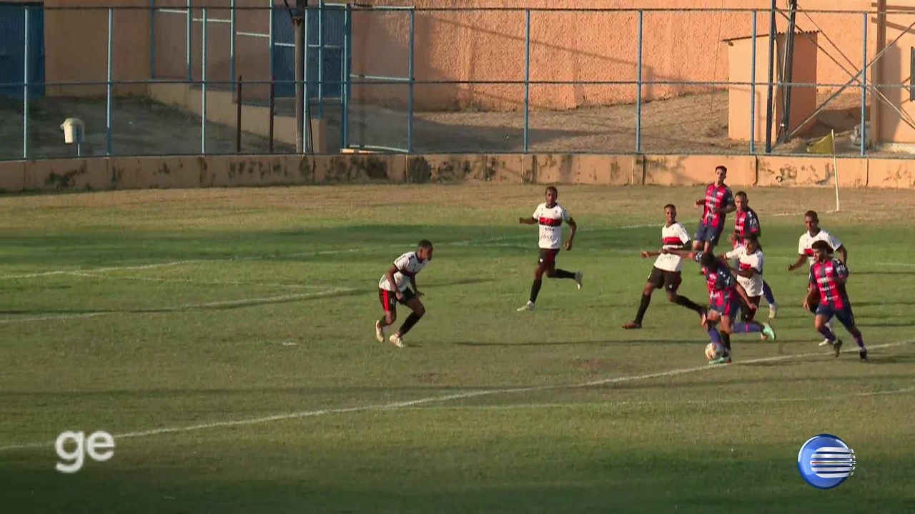 Cássio Ortega, do Piauí, gira rápido, mas finaliza sobre o gol contra o Flamengo-PI