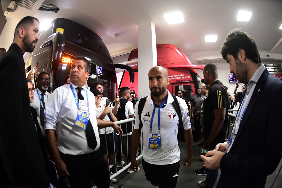Lucas na chegada do São Paulo para final da Copa do Brasil — Foto: Marcos Ribolli