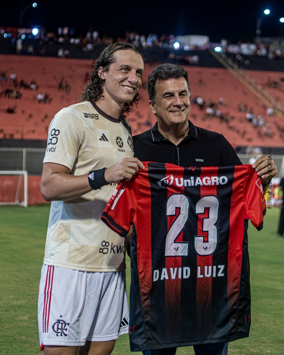 David Luiz ganha camisa em retorno ao Barradão — Foto: Victor Ferreira / EC Vitória