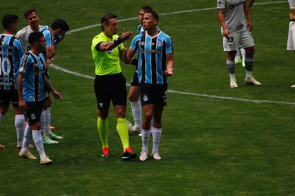 Suspensos, Kannemann e Gustavo Martins Desfalcam o Grêmio Contra o Bragantino no Brasileirão