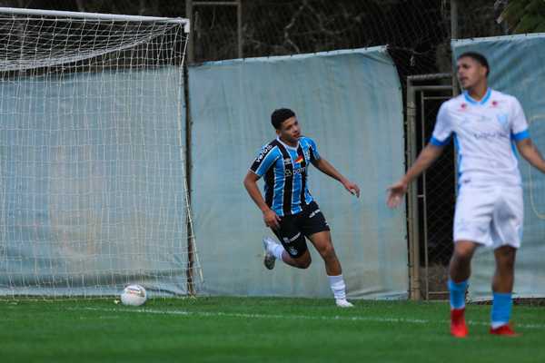 Centroavante do Grêmio celebra estreia com gol e mira quartas do Brasileirão Sub-20