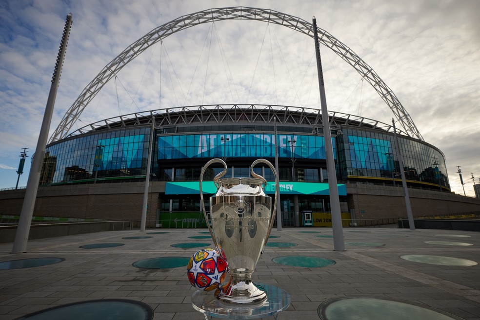 Troféu da Liga dos Campeões e a bola da final na frente de Wembley — Foto: Karl Bridgeman - UEFA/UEFA via Getty Images