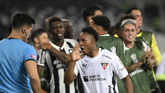 PC de Oliveira diz que árbitro acertou ao anular gol da LDU contra o Botafogo