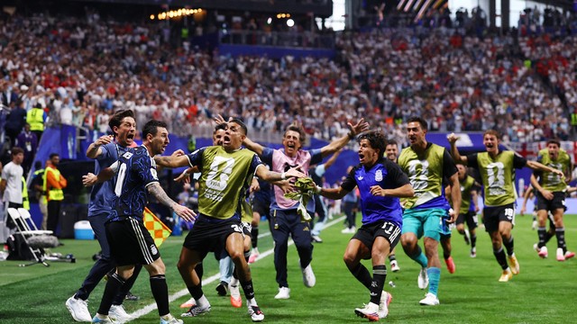 Argentina comemora gol sobre a Inglaterra