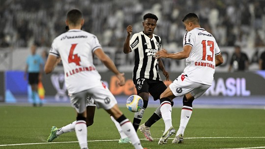 Camutanga sente dores no joelho e deixa jogo contra o Botafogo - Foto: (André Durão)